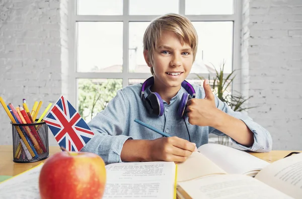 Jovem inteligente estudando menino — Fotografia de Stock