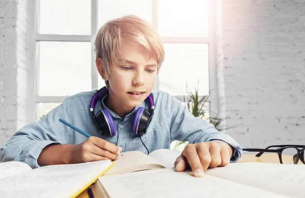 Jonge slimme studeren jongen — Stockfoto