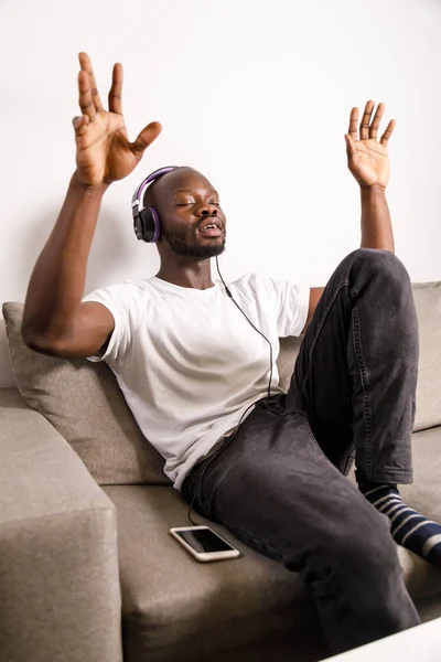 Homem Africano Ouvindo sua Música Favorita — Fotografia de Stock