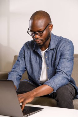 Afrika adam evde çalışma