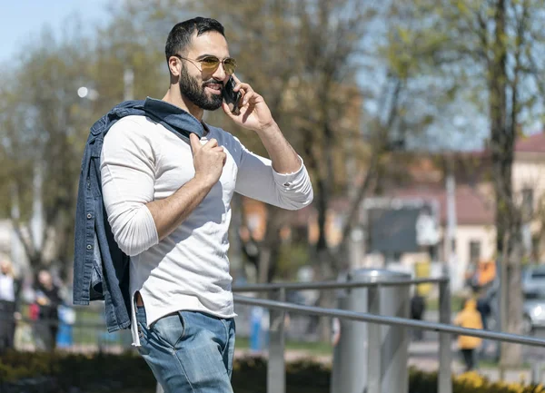 Hombre hablando en su teléfono — Foto de Stock