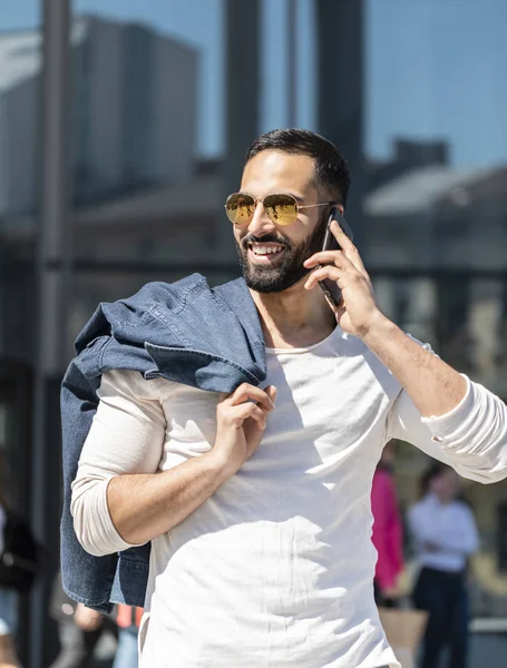 Hombre hablando en su teléfono — Foto de Stock