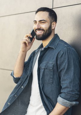 Akıllı telefon kullanan iş adamı