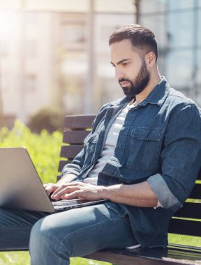 Dizüstü bilgisayarla çalışan adam