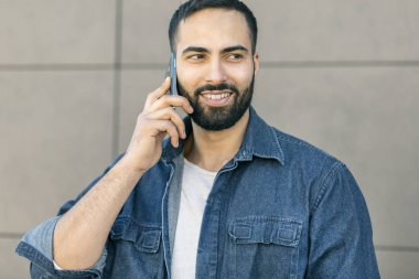 Akıllı telefon kullanan iş adamı