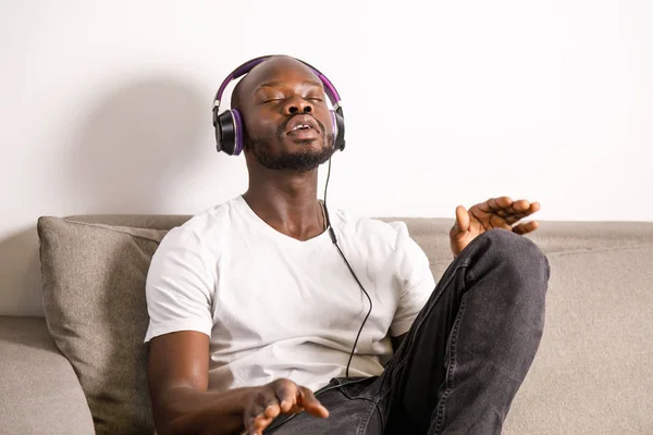 Afrikalı Adam En Sevdiği Müziği Dinliyor — Stok fotoğraf