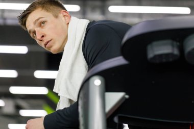 Erkekler Spor Salonunda Küçük Bir Mola Var