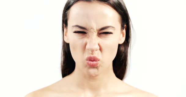 Vrouw gezicht tonen emoties close-up — Stockvideo