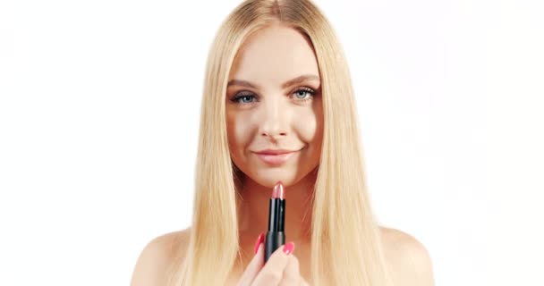 Mujer rubia aplicar lápiz labial — Vídeo de stock