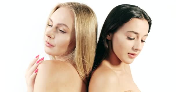 Dvě krásné ženy na bílém pozadí — Stock video