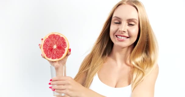 グレープフルーツジュースをガラスに押す女性 — ストック動画