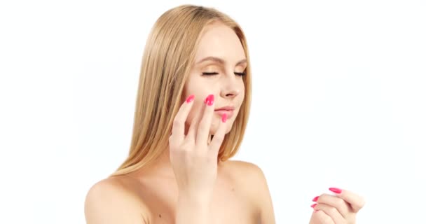 Žena použitím krém na obličej — Stock video