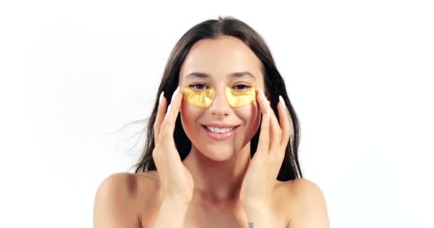 Brunette vrouw met Eyepatches — Stockvideo