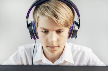 Odaklanmış Çocuk Ekrana Bakıyor