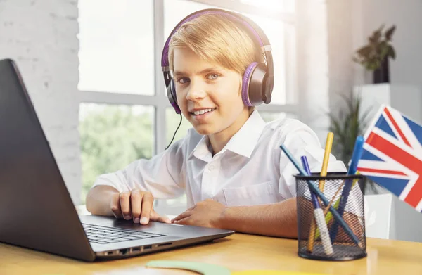 Garoto sorridente no laptop Aprendendo Inglês — Fotografia de Stock