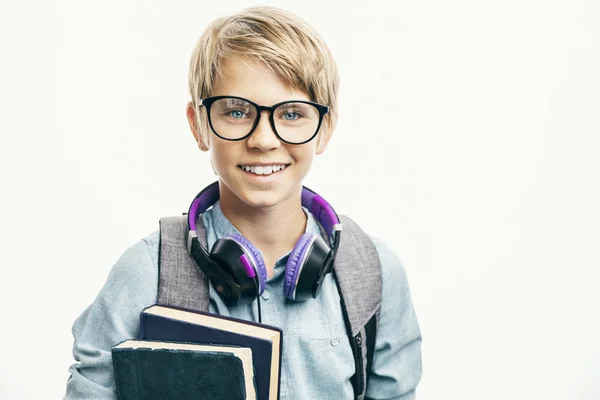 Przyjacielski Schoolboy w okulary uśmiechnięty — Zdjęcie stockowe