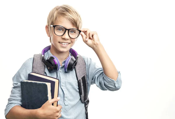 Uśmiechnięty student regulacja okulary — Zdjęcie stockowe