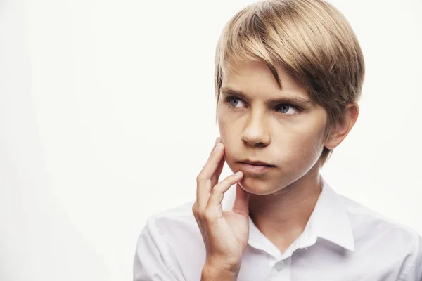 Blond pojke tänkande — Stockfoto