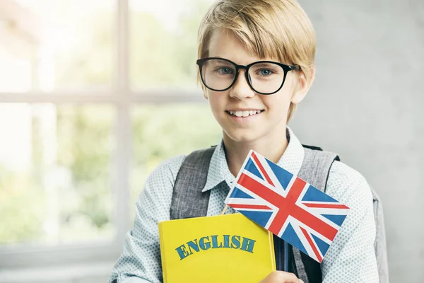 Pupilla bionda sorridente con libri di testo — Foto Stock