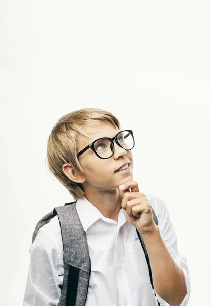 Alumno en gafas pensando — Foto de Stock