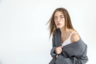 Büyük Boy Ceketli Charming Genç Kadın