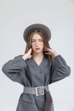 Gri Poz Eller Boyun Genç Bayan