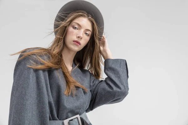 Modelo con estilo en traje gris — Foto de Stock