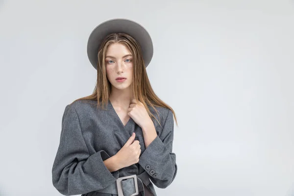 Joven mujer pecosa en gris — Foto de Stock