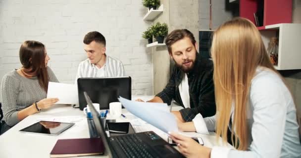 Büro-Teamwork und Diskussion — Stockvideo