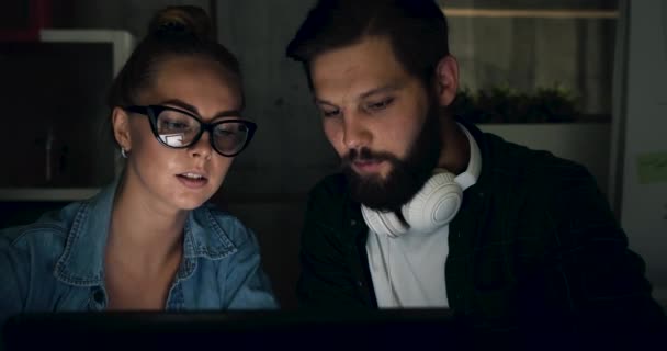 Nachts im Büro arbeiten — Stockvideo