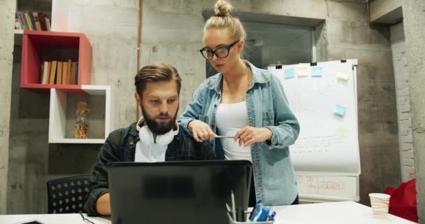 Bürokollegen arbeiten am Laptop — Stockvideo