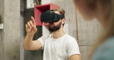 Ofiste Vr Kulaklık Gesturing Erkek