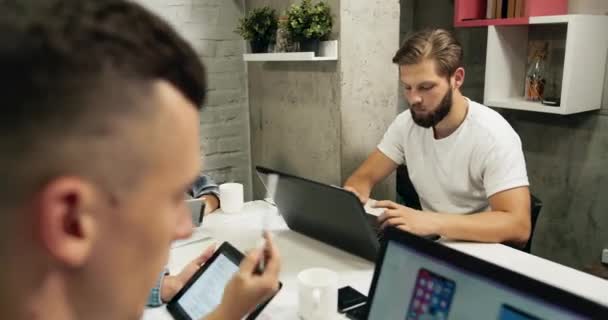 Trabajo en equipo en ordenadores portátiles en Loft Office — Vídeos de Stock