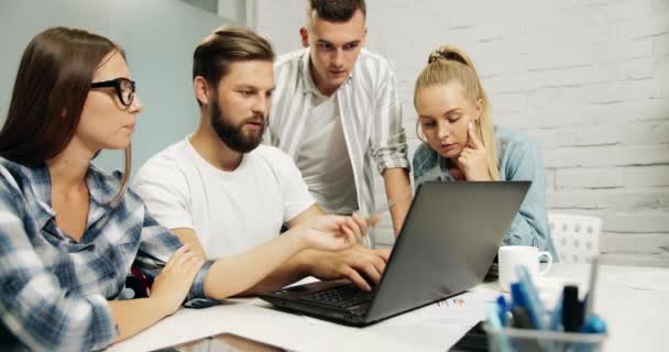 Trabalho em equipe no escritório no laptop — Vídeo de Stock