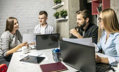 Ofis Katipleri Fikir Alışverişinde