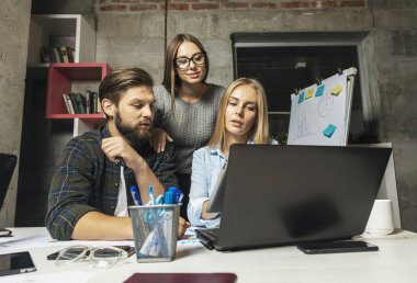 Kadın İş Arkadaşı Bilgi Paylaşımı