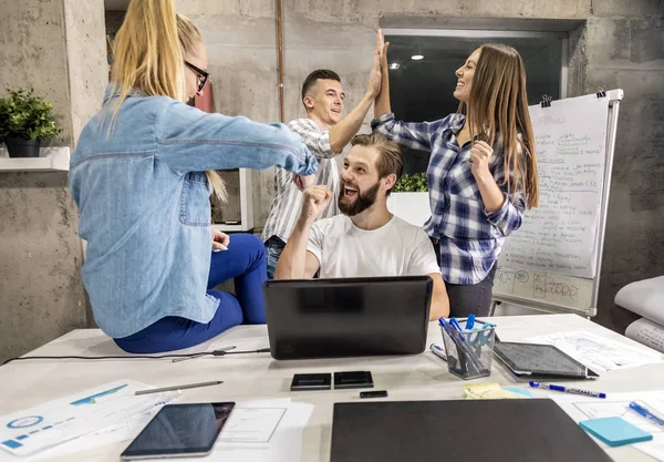 Jóvenes trabajadores de oficina se felicitan mutuamente — Foto de Stock