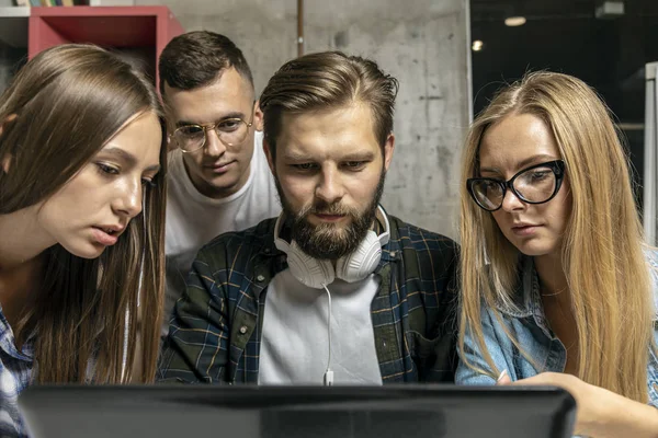 Colegas de trabajo en equipo en busca de solución — Foto de Stock