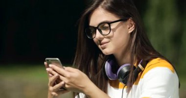 Parkta Akıllı TelefonA Göz Gezen Kadın