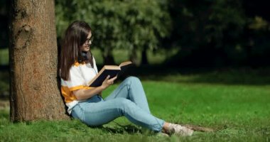 Parkta Ağaç Altında Kadın Okuma Kitabı
