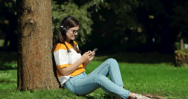 Mujer con auriculares escuchando música — Vídeos de Stock