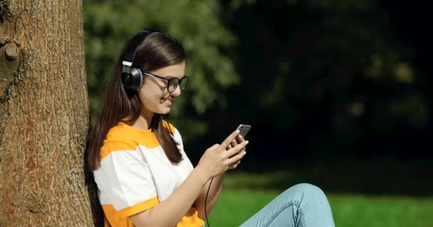 Vrouw in koptelefoon luisteren naar muziek — Stockvideo