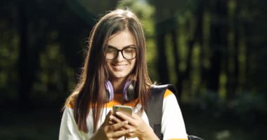 Park'ta Akıllı Telefon Tutan Genç Kadın