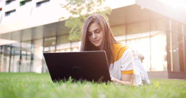 Žena s laptopem pracující venku v západu slunce — Stock video