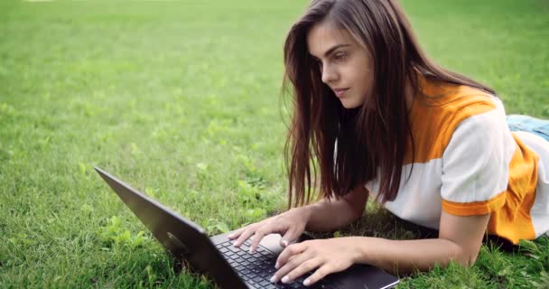 Frau mit Laptop arbeitet im Freien — Stockvideo