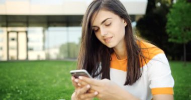 smartphone cep telefonu ile gülümseyen kadın manifatura