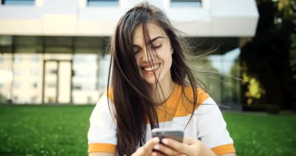 Mujer sonriente mensajes de texto en el teléfono inteligente — Vídeos de Stock