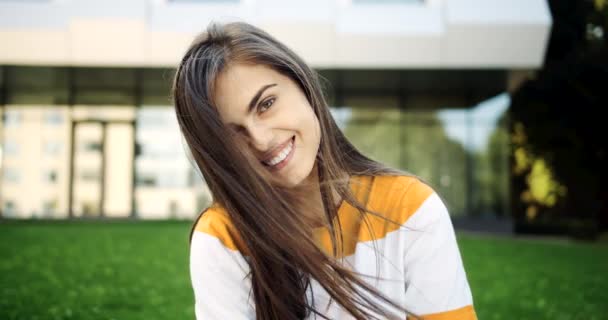 Portrait de femme souriante à l'extérieur — Video