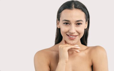 Çene altında El ile Genç Gülümseyen Esmer