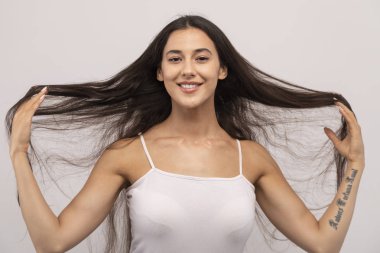 Genç Kız Saç Gösteren